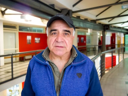 Adalberto Cardozo, en uno de los pasillos de la UNSAM (Gentileza UNSAM)