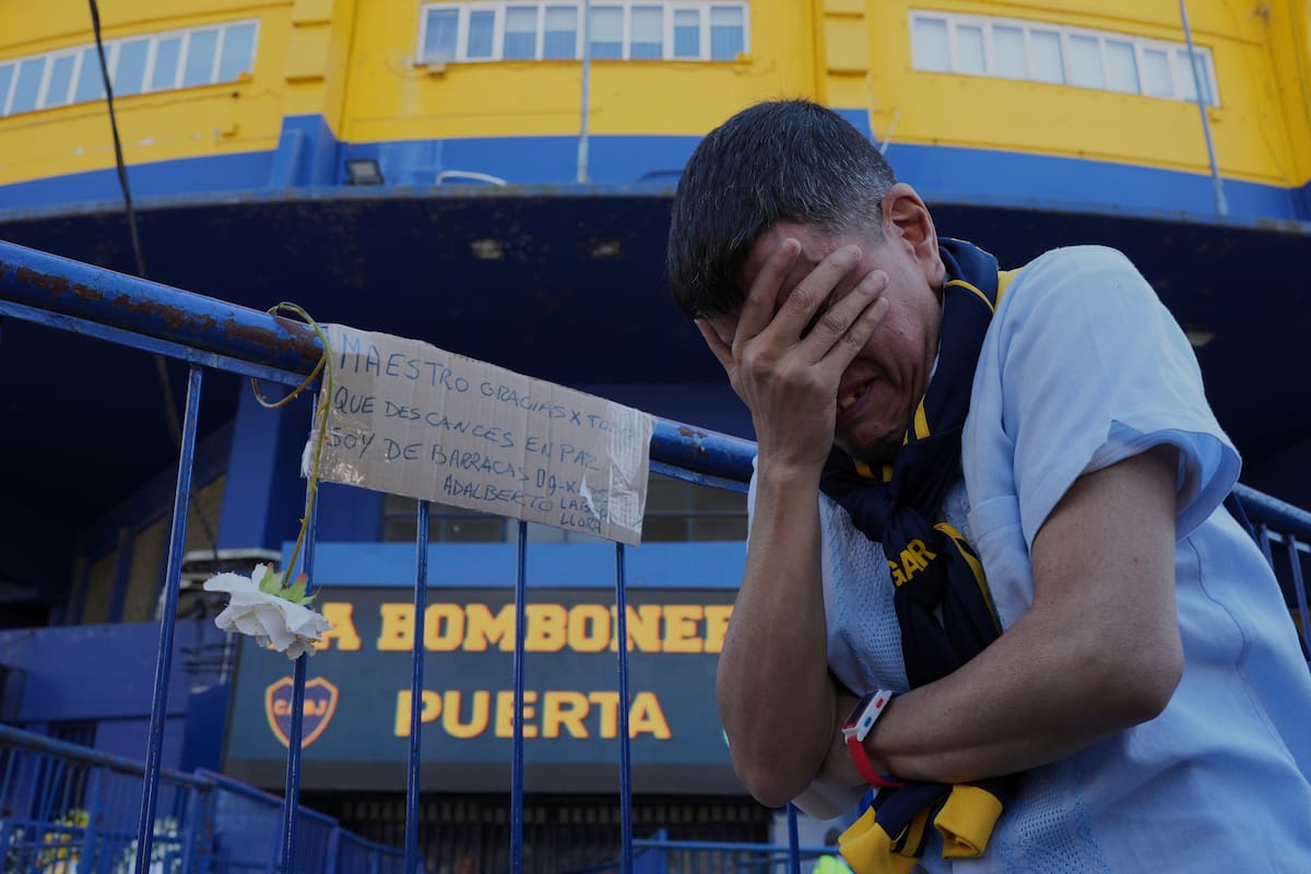 Adalberto Mendoza, hincha de Boca Juniors, siente profundamente la despedida a Miguel Ángel Russo en el velorio en la Bombonera.