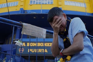 Las camisetas que acompañaron en el féretro y las visitas en el cuarto velorio en el estadio en los 120 años de Boca