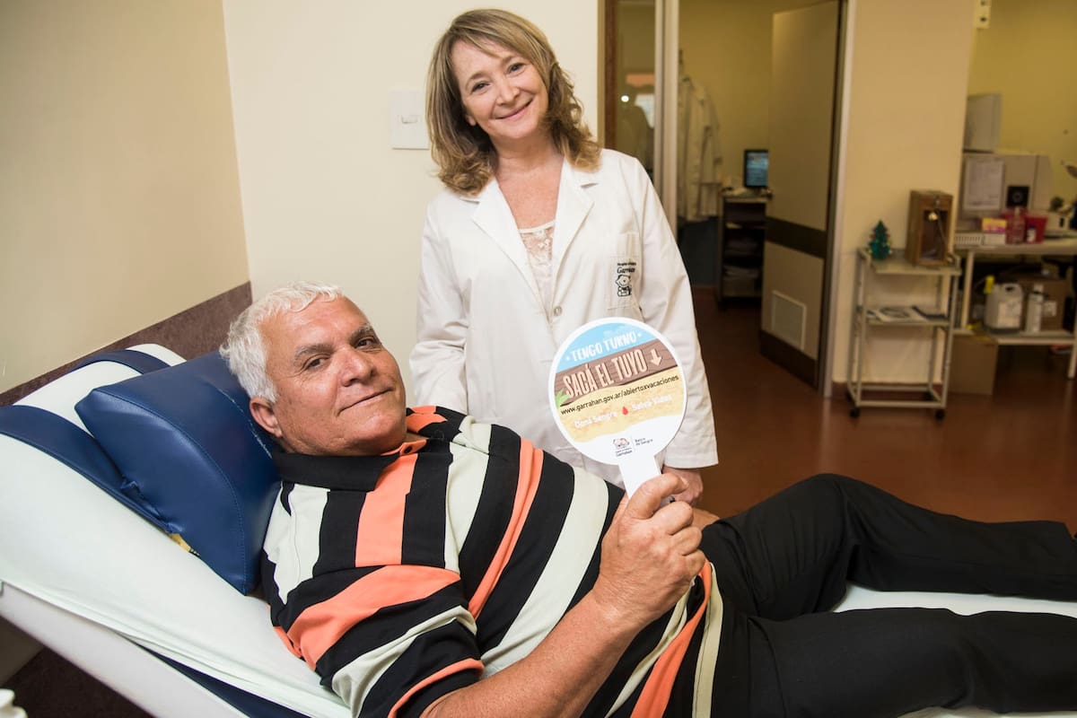 Adalberto Ravassa viaja todo los meses desde Mercedes para donar sangre en le hospital Garrahan
