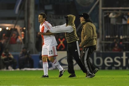 Adalberto Román fue empujado por los hinchas que entraron a la cancha