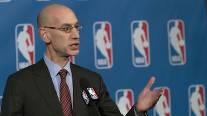 Adam Silver quiere que siga creciendo el negocio de la NBA y se prepara para negociar nuevamente los derechos de TV que se vencen en 2024