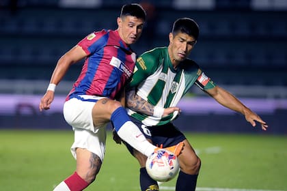 Adam Bareiro, exdelantero de San Lorenzo, en un partido ante Banfield