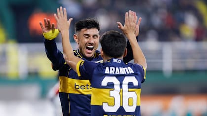 Adam Bareiro festeja su gol con Tomás Aranda, su asistidor; fue el tercero de Boca en el 4-0 sobre Defensa y Justicia por el Torneo Apertura