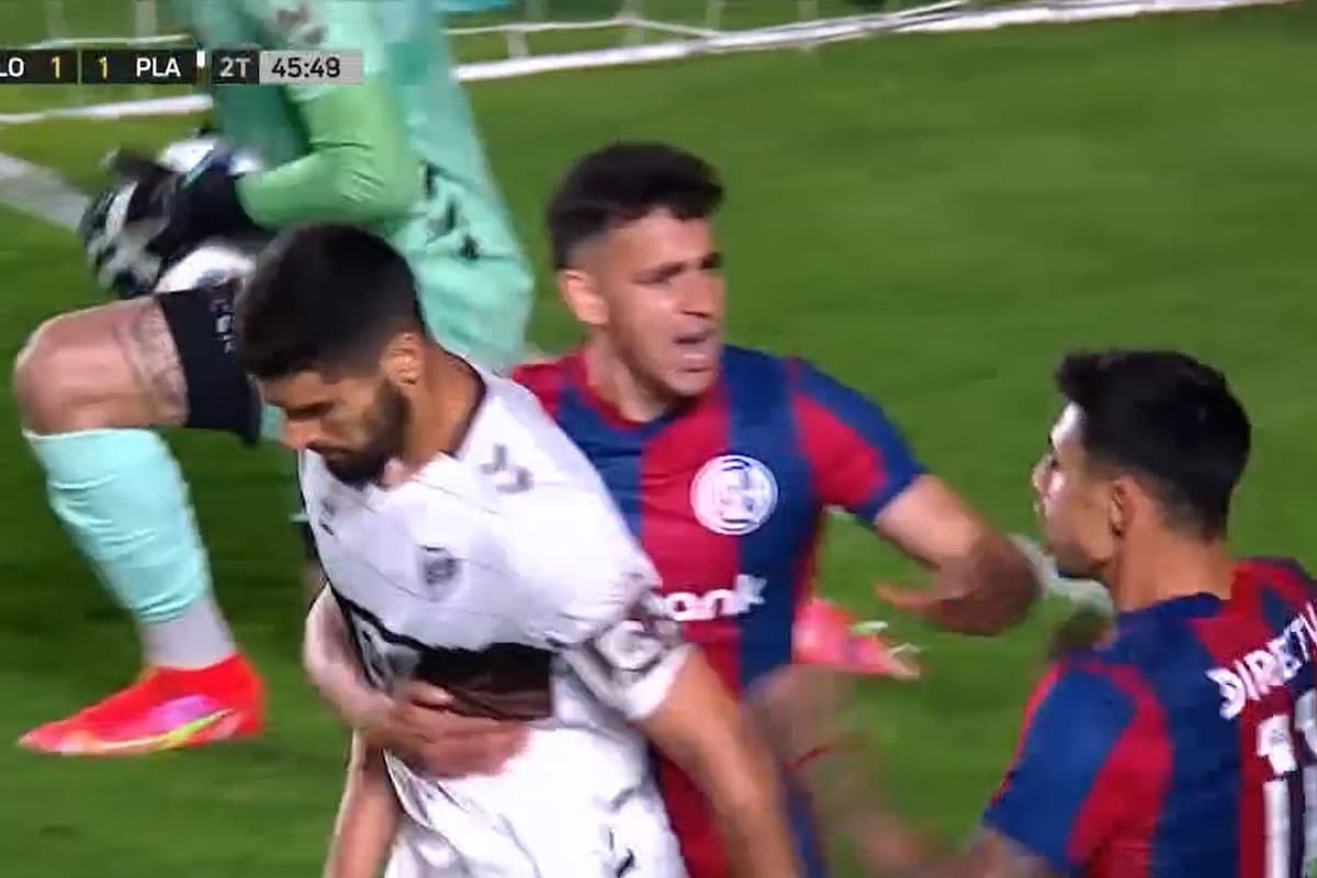 Adam Bareiro le grita el gol de San Lorenzo a Gastón Suso, defensor de Platense