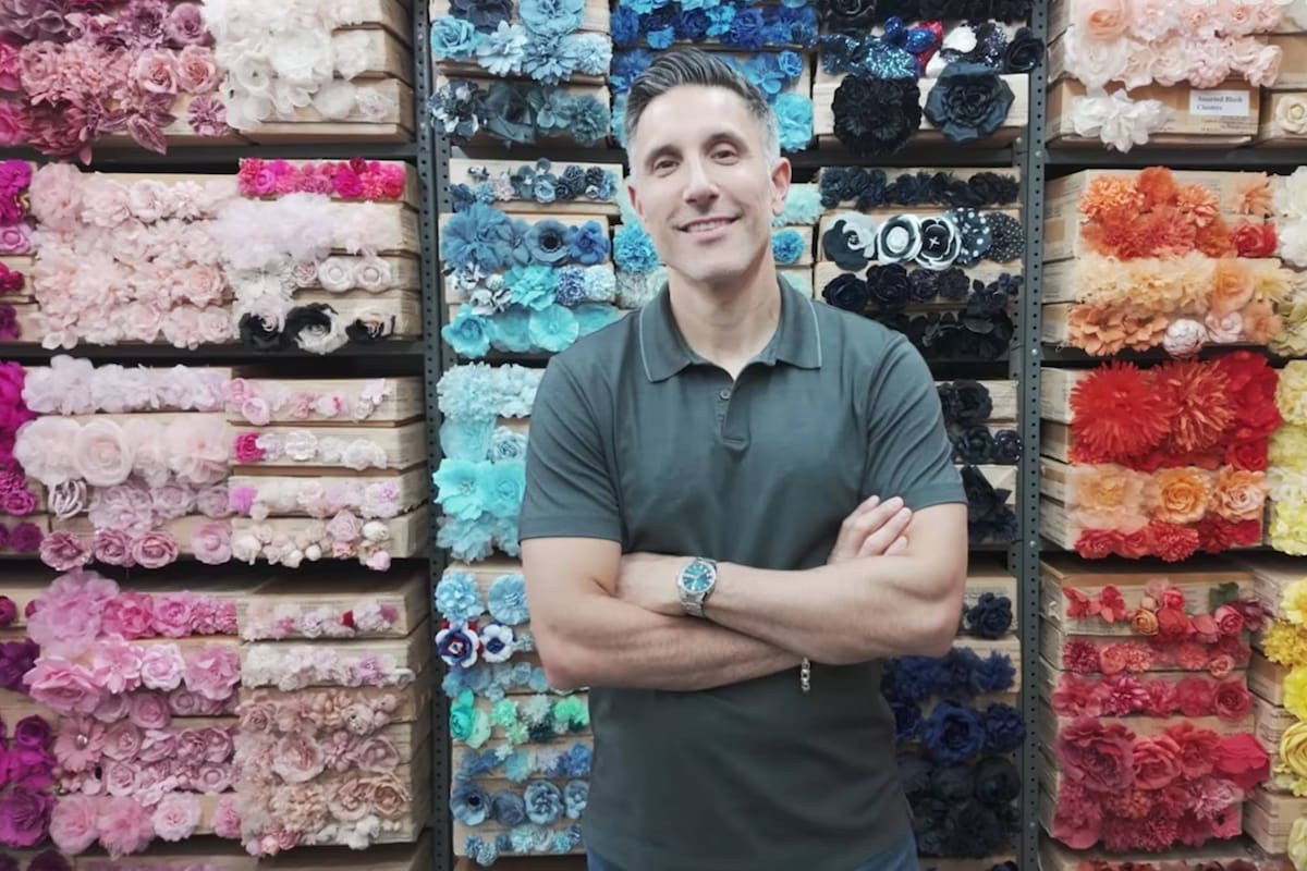 Adam Brand dirige junto a su familia una fábrica de flores de tela fundada en 1916 en el Garment District de Nueva York; su historia expone la caída de la movilidad económica entre generaciones en Estados Unidos