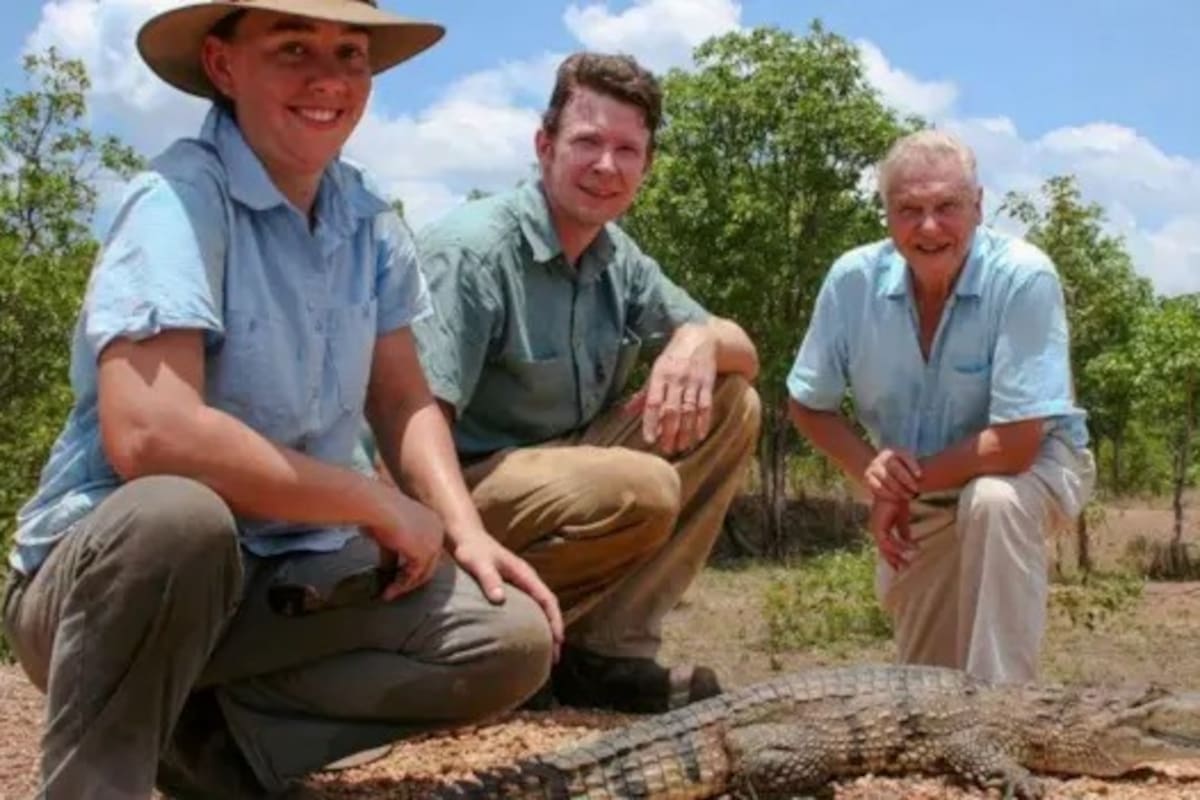 Adam Britton (centro) con el naturalista y documentalista David Attenborough