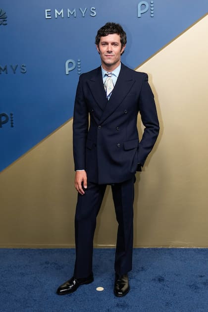 Adam Brody, protagonista de la serie de Netflix Nadie quiere esto (su tercera temporada llega el 22 de octubre), muy elegante con un traje Prada azul marino de doble botonadura, camisa celeste y corbatín estampado
