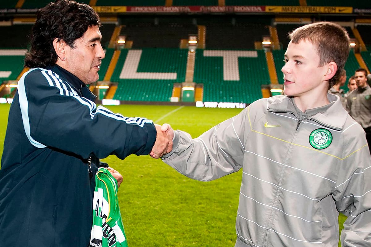 Adam Brown fue el elegido por Celtic para que entregara a Diego Maradona una camiseta del club con su apellido; eso y la anécdota de la medalla son un tesoro para el joven escocés.