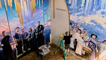 Adam Cvijanovic cuando pintaba el mural de la Catedral de San Patricio (Instagram @newyorkacademyofart)