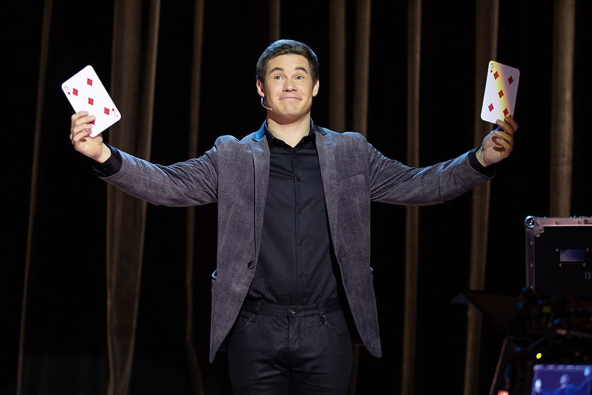 Adam Devine es un mago venido a menos que busca revancha.