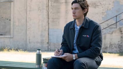 Adam Driver en el papel de Paterson, un conductor de colectivos que también es poeta