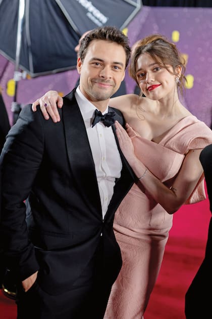 Adam Long y Aimee Lou
Wood, que fue una de las presentadoras de la noche, con una creación de Emilia
Wickstead y joyas de Tiffany