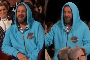 Adam Sandler apareció en los Oscar vestido con campera con capucha y pantalones deportivos (Foto: Captura de video)