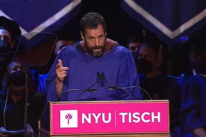 Adam Sandler, en la ceremonia de graduación de la facultad Tisch, en el Radio City Hall de Nueva York
