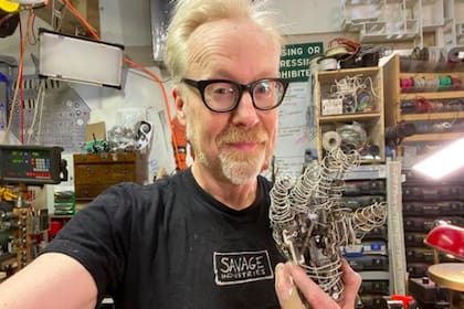 Adam Savage, exconductor del popular programa de TV "Cazadores de mitos" fue acusado de abusar sexualmente durante años de su hermana menor
