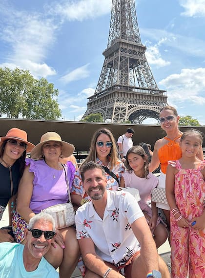 Adamari López con sus amigos y su hija en la Torre Eiffel