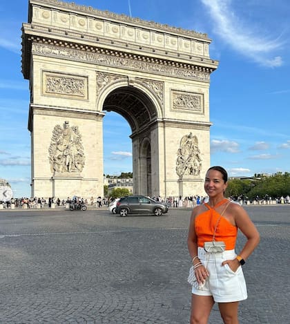 Adamari López en el Arco del Triunfo, en París