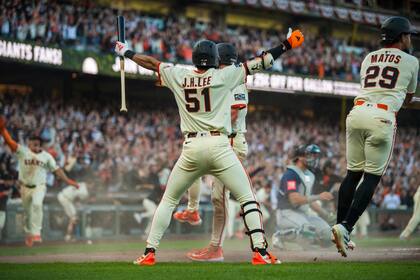 Adames batea sencillo de dos carreras con dos outs en la 11ma. y Gigantes ganan 10-9 a Marineros