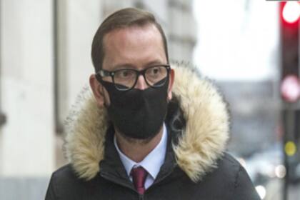 Adamo Canto, el ladrón de 37 años, trabajaba en el palacio de Buckigham. Entre el año pasado y este se robó 77 piezas de valor. El sujeto aprovechó el aislamiento de los reyes en Windsor para darle rienda suelta al gusto por los bienes ajenos. Quedó libre bajo fianza