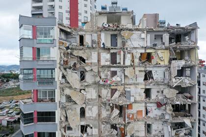 ADANA, TURQUÍA - 06 DE FEBRERO: Vista aérea de un edificio dañado en Adana, Turquía, tras los terremotos de 7,7 y 7,6 grados que sacudieron Kahramanmaras, el 6 de febrero de 2023. Un terremoto de magnitud 7,7 sacudió la provincia de Kahramanmaras, en el sur de Turquía, en la madrugada del lunes, según la Autoridad de Gestión de Desastres y Emergencias de Turquía (AFAD). Le siguió un seísmo de magnitud 6,4 que sacudió el sureste de la provincia de Gaziantep. Un tercer seísmo de magnitud 6,5 también sacudió Gaziantep. Los seísmos afectaron a varias provincias, entre ellas Osmaniye, Malatya, Adiyaman, Adana, Diyarbakir, Kilis y Sanliurfa. (Foto de Oguz Yeter/Anadolu Agency vía Getty Images)
