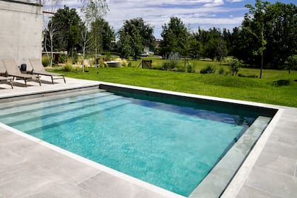 Adaptadas al tamaño del grupo familiar, las piletas suelen variar en medidas, siendo la de 8x4 metros una de las más comunes