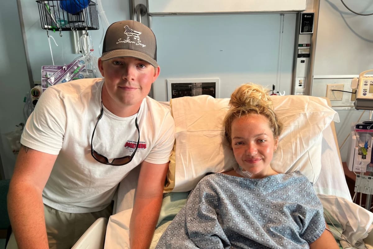 Addison Bethea, de 17 años, con su hermano Rhett Willingham en Tallahassee Memorial HealthCare