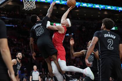 Adebayo anota 23 y Heat rompe racha de 3 derrotas con victoria 110-95 sobre Nets