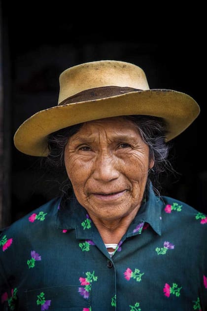 Adela Baños y su marido reciben en un rancho de piedra y adobe en la antesala de San Juan a quienes deciden a hacer una pausa en el recorrido y pasar la noche
