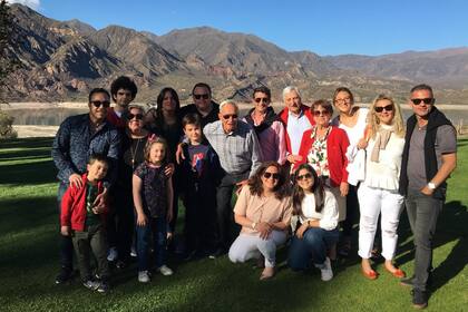 Adela y una dedicatoria muy especial para Laura, Carolina, Fernando, Agustina, Delfina, Patricio y Lola