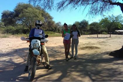 Adelaido Sánchez llega a la casa de dos de sus alumnas para entregar el material de estudio