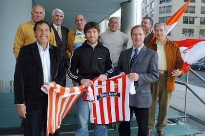 Un recuerdo, por los 100 años del León: adelante, Russo, Pavone y Bilardo; atrás, Bocha Flores, Madero, Poletti, Verón, Gottardi y Pachamé...