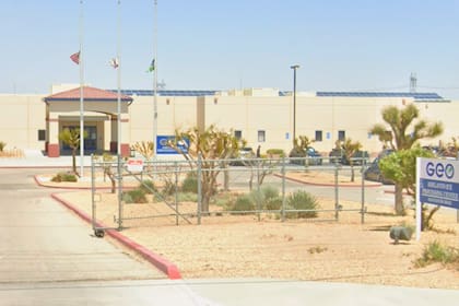 Adelanto, uno de los mayores centros de detención del ICE en el país, arrastra desde hace años denuncias por presunta negligencia médica