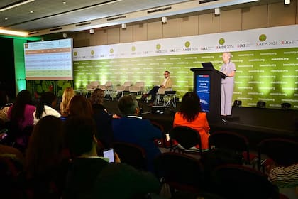 Adele Benzaken, directora médica global de AHF, durante el anuncio del convenio con la OPS en AIDS 2026