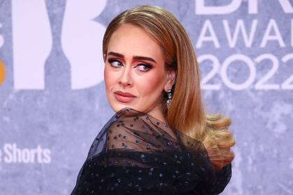 Adele posa a su llegada a los Brit Awards 2022 en Londres el 8 de febrero de 2022. (Foto Joel C Ryan/Invision/AP)