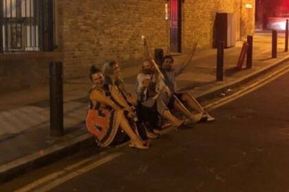 Adele recibió el Año Nuevo con amigos y se mostró tomando cerveza y fumando en el cordón de una vereda