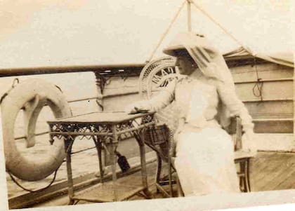 Adelia Harilaos de Olmos. En su vida, mandó a construir l42 grandes obras, entre ellas 27 iglesias. Así, la Casa Parroquial y Colegio Santísimo Sacramento, la Iglesia Parroquial Nuestra Señora del Socorro en Quilmes, el Santuario de la Medalla Milagrosa en Buenos Aires, la Iglesia y Casa Parroquial San Judas Tadeo en Lanús Oeste