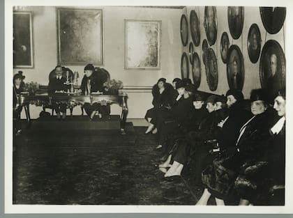 Adelia Harilaos de Olmos y las Damas de la Beneficencia