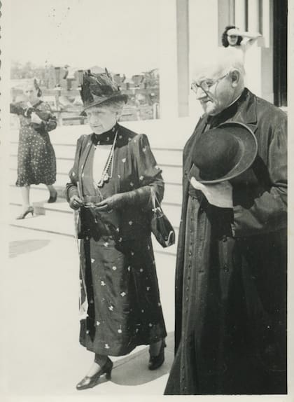 Adelia llega a la inauguración de la Medalla Milagrosa. Fue dos veces presidenta de la Sociedad de Beneficencia y fundó junto a otras señoras la Caja Dotal para Obreras, y en 1914 la primera colonia de vacaciones para obreras en su propiedad de Quilmes