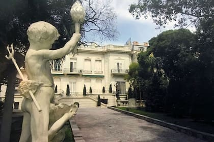 “Adelia redactó un testamento muy curioso. Su familia hereda todos en forma proporcional a su categoría: con sobrinos ahijados primero, luego sobrinos que llevaban su nombre, sobrinos bisnietos... La Santa Sede compró los jardines, que se mantienen como en los días de Harilaos