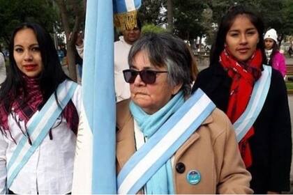 Adelma Méndez tiene 80 años y terminó la primaria como abanderada.
