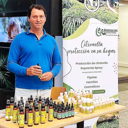 Ademar Galiano, un productor de El Soberbio que aún resiste, envansando y comercializando la citronela en su chacra