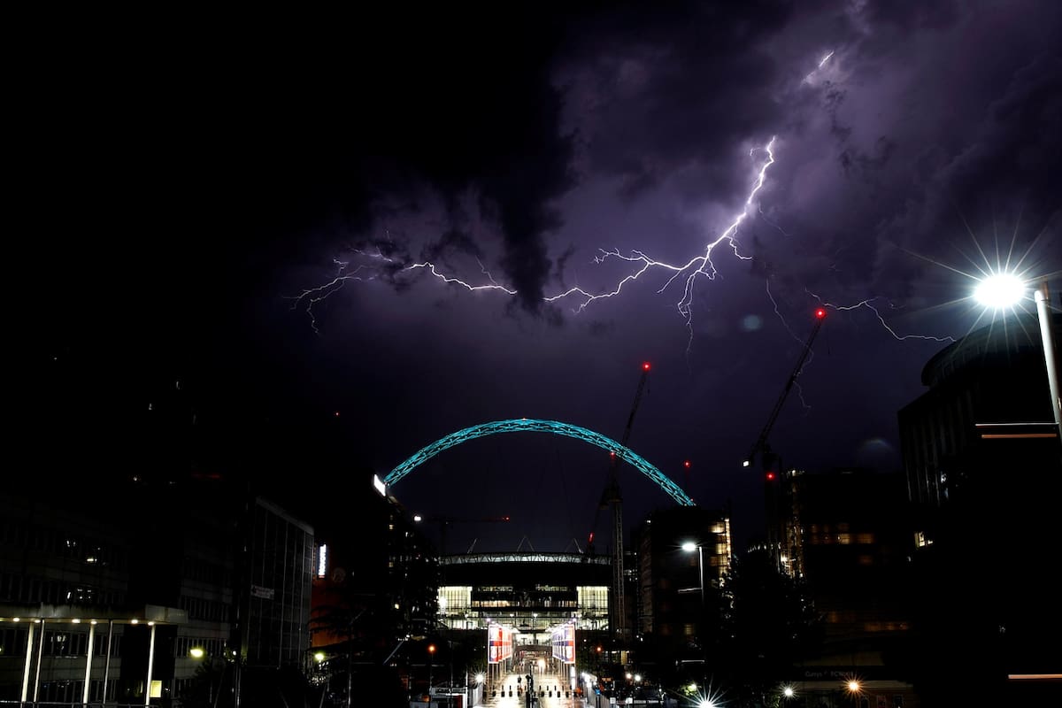Además, aeropuerto del área de Londres tuvo interrupciones en sus vuelos por el fenómeno