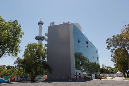 Además de 1050 departamentos los edificios del Barrio Olímpico cuentan con 40 locales comerciales que se venderán en una subasta pública