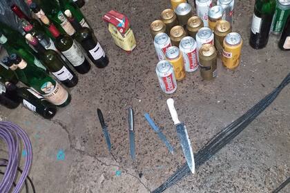 Además de alcohol, cuchillos entre lo secuestrado en el ómnibus en el que viajaban los tatengues.