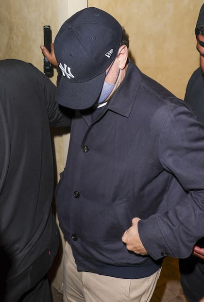 Además de aportar una buena cuota de glamour al Mundial de Fútbol 2026 que se celebra en Estados Unidos desde las tribunas, las estrellas de Hollywood coparon las fiestas que se comenzaron a organizar luego de cada partido de la selección local. Leonardo DiCaprio fue una de las celebridades que se unió al festejo por el triunfo norteamericano que se llevó a cabo en el restaurante Alba. Fiel a su estilo, intentó evadir los flashes con la cabeza gacha, gorra y tapabocas
