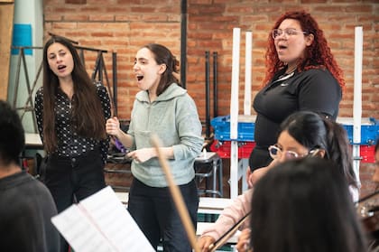 Además de aprender a tocar instrumentos, los alumnos exploran la expresión vocal y teatral como parte de su formación artística