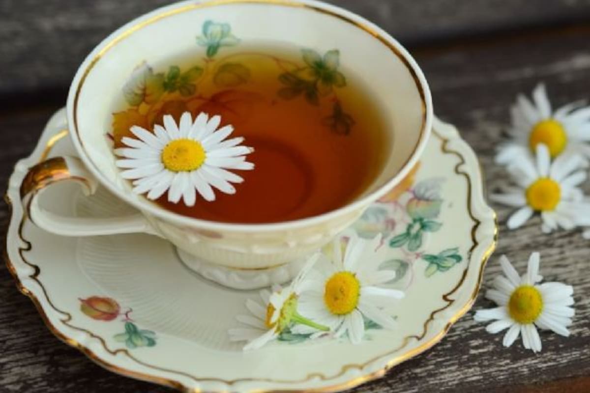 Además de ayudar a dormir, el té de manzanilla tiene propiedades antiinflamatorias