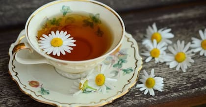 Además de ayudar a dormir, el té de manzanilla tiene propiedades antiinflamatorias.