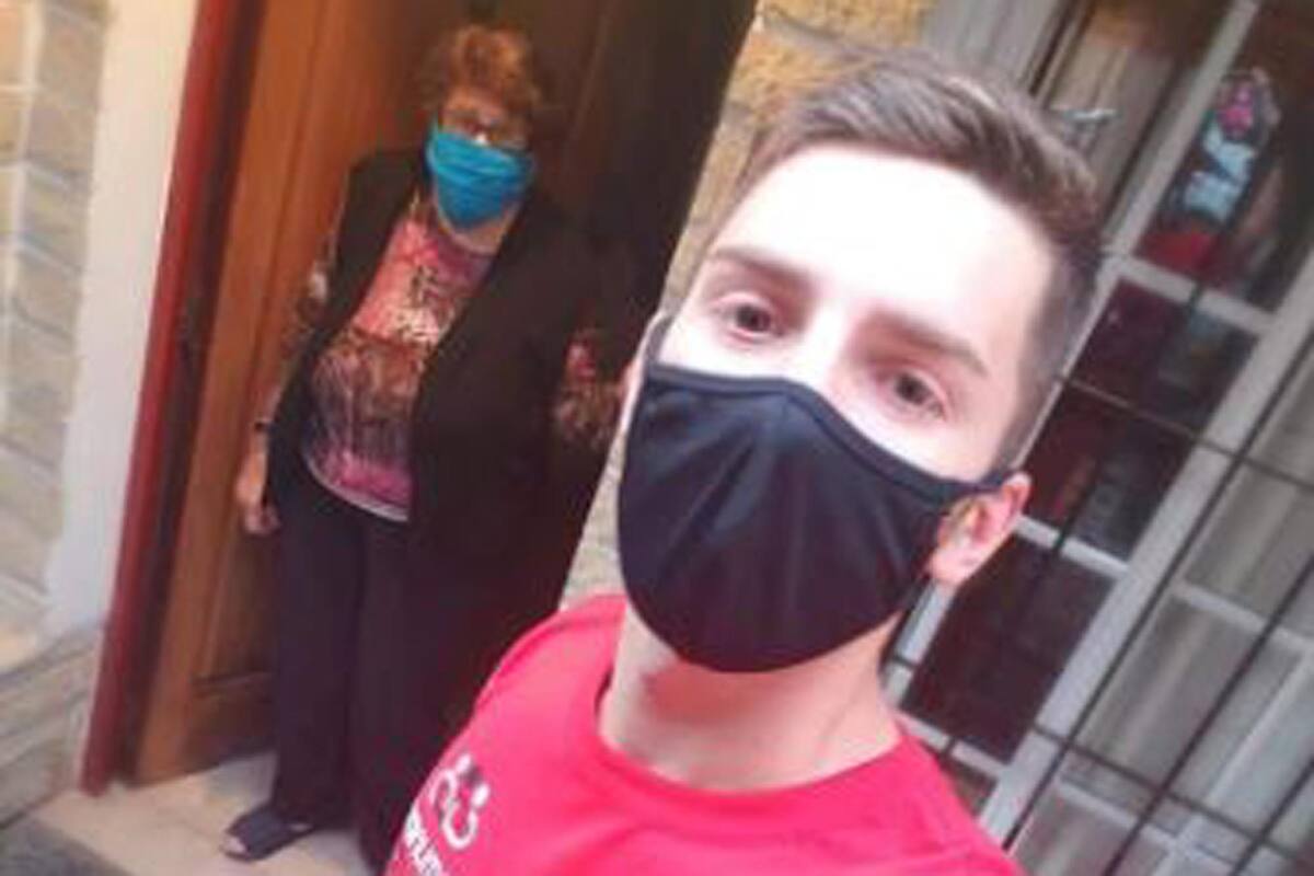 Además de ayudarlos con las compras comparten charlas telefónicas y audios de relatos de goles históricos de River